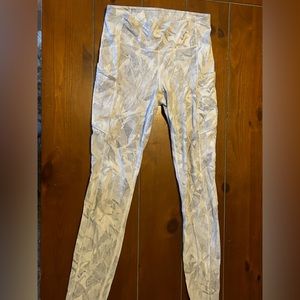 lulu lemon leggings size 0. gray and white coloring.